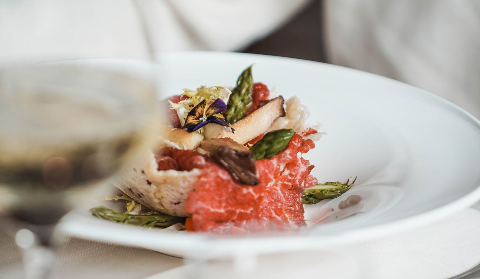 Gourmetküche im Hotel Vier Jahreszeiten Schlanders mit kreativ angerichtetem Feinschmeckergericht Gourmetküche im Hotel Vier Jahreszeiten Schlanders mit kreativ angerichtetem Feinschmeckergericht