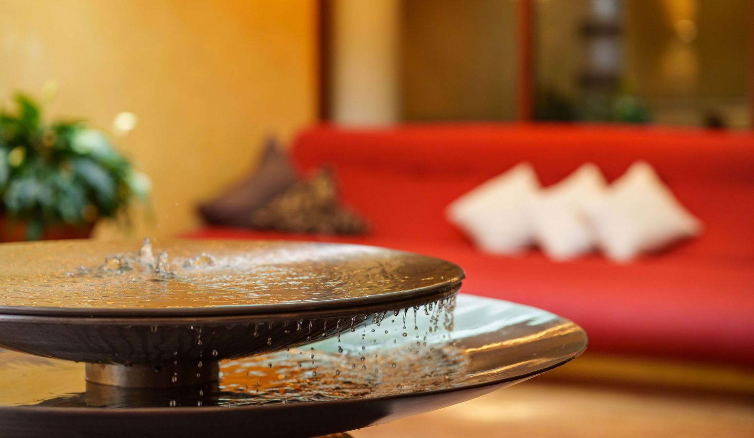 Gemütliches Relaxambiente im Wellnessbereich mit Wasserbrunnen Gemütliches Relaxambiente im Wellnessbereich mit Wasserbrunnen