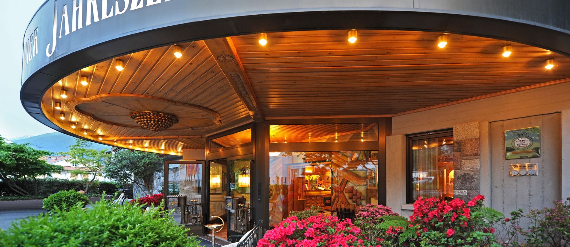 Hoteleingang des Hotel Vier Jahreszeiten in Südtirol bei Tageslicht Hoteleingang des Hotel Vier Jahreszeiten in Südtirol bei Tageslicht