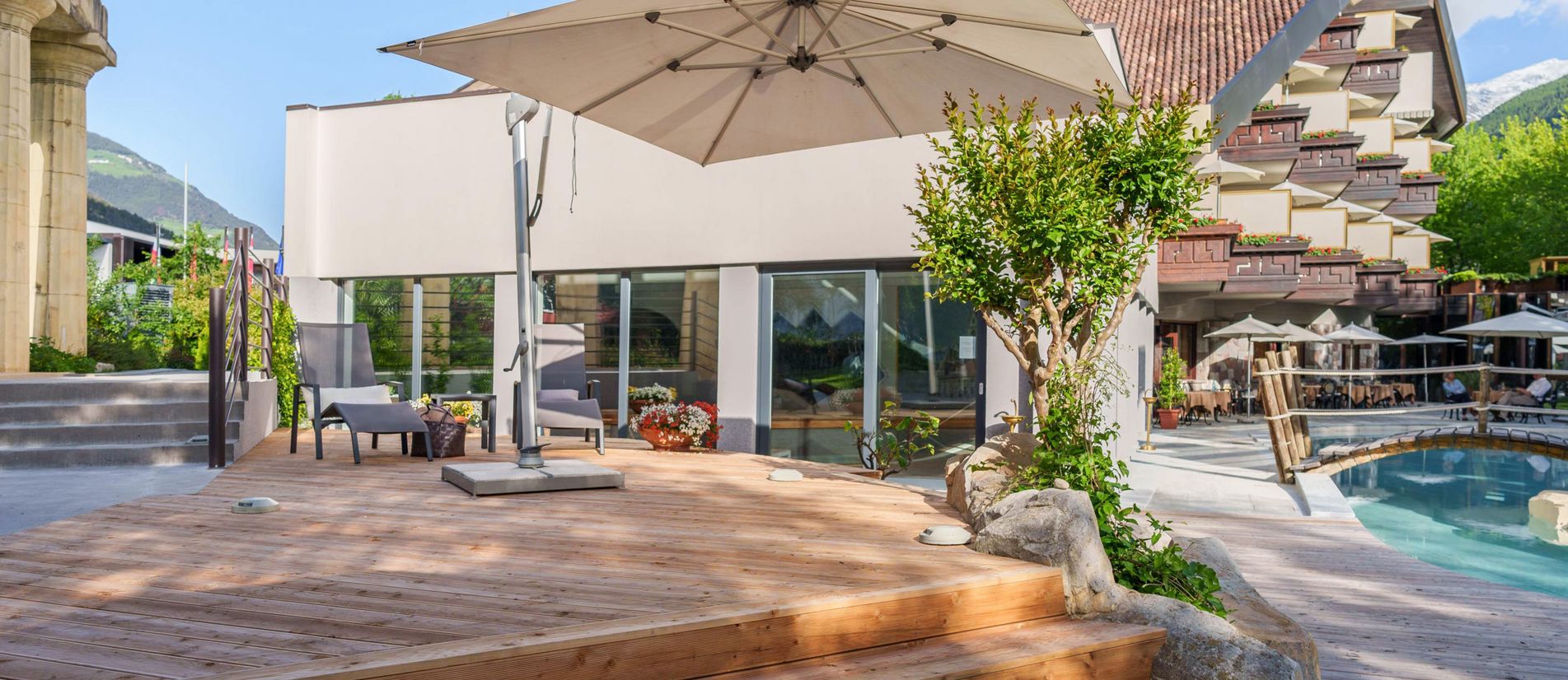 wellnesshotel-suedtirol-schlanders-vierjahreszeiten Wellnessbereich im Hotel Vier Jahreszeiten in Schlanders, Südtirol mit Pool und entspannter Atmosphäre