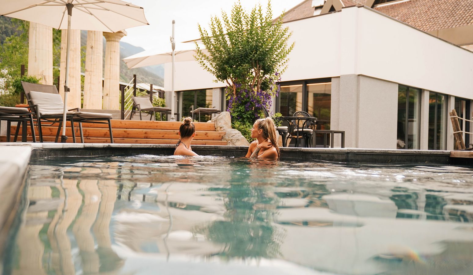 Außenpool mit Blick auf die Berge im Wellnesshotel Vier Jahreszeiten in Schlanders Außenpool mit Blick auf die Berge im Wellnesshotel Vier Jahreszeiten in Schlanders