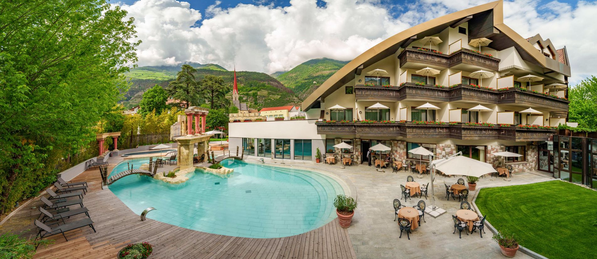 Außenansicht des Hotels Vier Jahreszeiten in Schlanders im Vinschgau, Südtirol Außenansicht des Hotels Vier Jahreszeiten in Schlanders im Vinschgau, Südtirol
