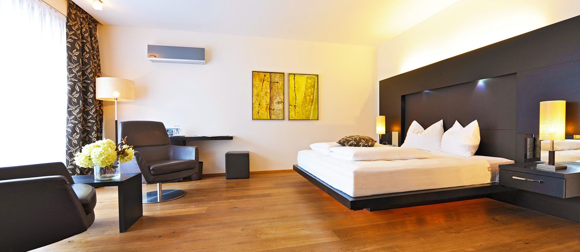 Luxuriöse Designersuite Burgund im Hotel Vier Jahreszeiten in Südtirol, modernes Zimmerdesign Luxuriöse Designersuite Burgund im Hotel Vier Jahreszeiten in Südtirol, modernes Zimmerdesign