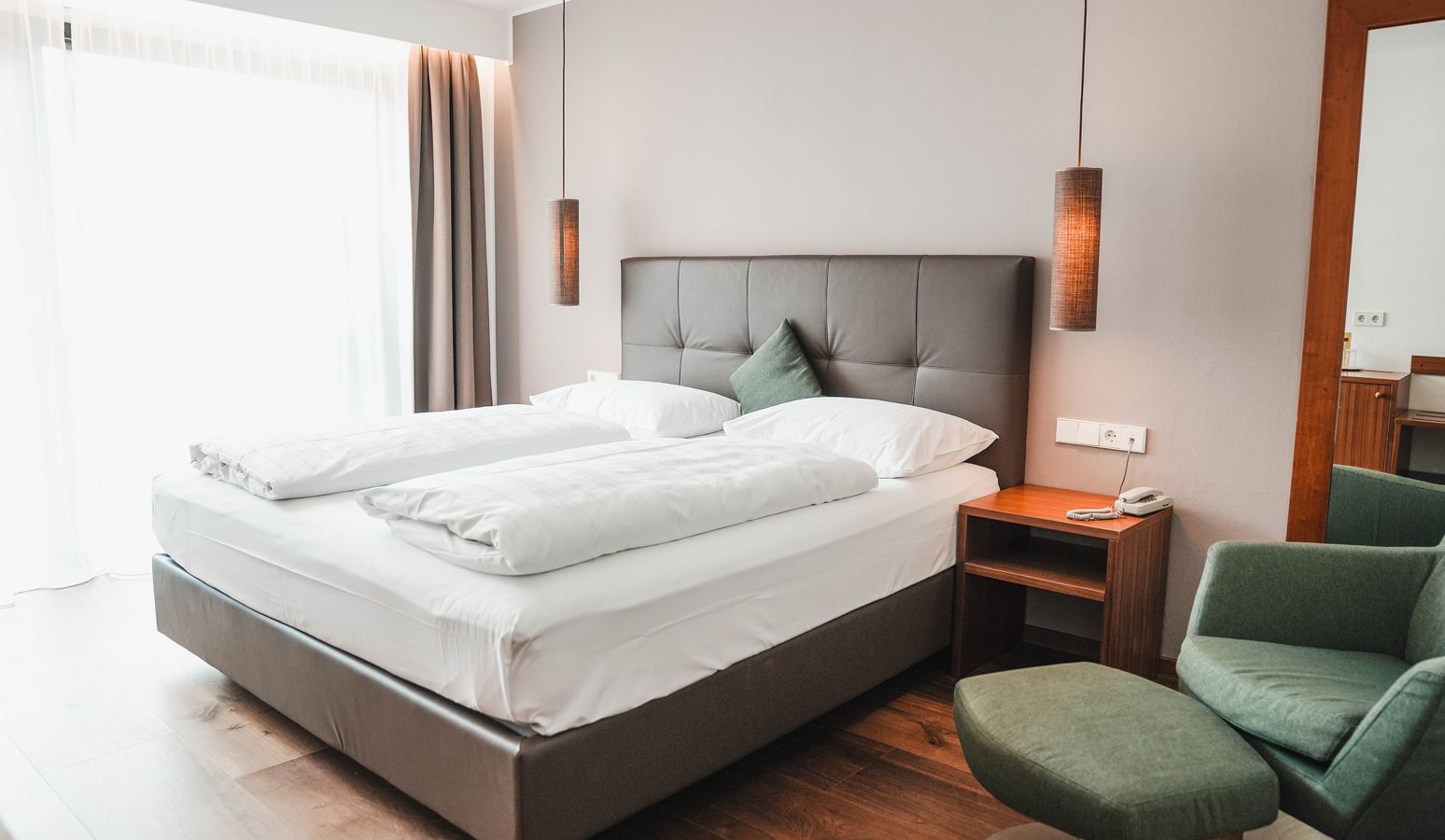 Modernes Hotelzimmer mit gemütlichem Wohlfühlambiente im Hotel Vier Jahreszeiten in Schlanders Modernes Hotelzimmer mit gemütlichem Wohlfühlambiente im Hotel Vier Jahreszeiten in Schlanders