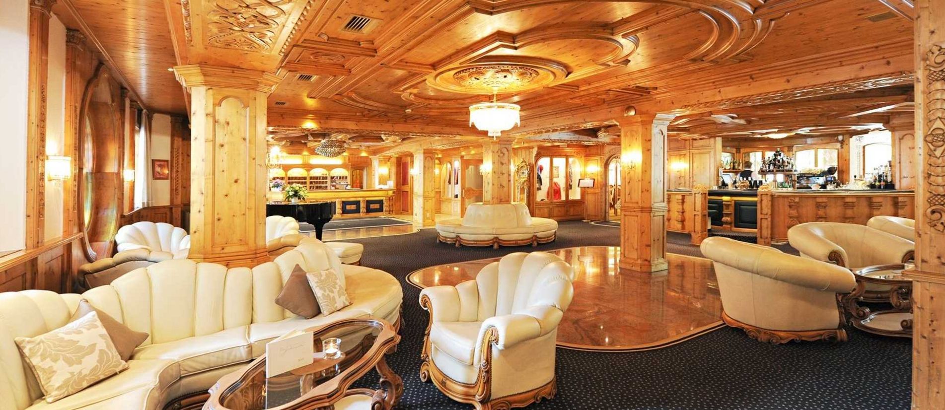 Empfangshalle des Hotels Vier Jahreszeiten in Schlanders mit moderner Einrichtung Empfangshalle des Hotels Vier Jahreszeiten in Schlanders mit moderner Einrichtung